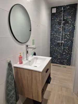 Salle de bains dans l'établissement Chambre indépendante avec terrasse extérieure proche aéroport et Nantes centre