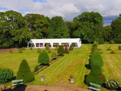 Jardin de l'établissement Château de la Garlais - 29 couchages