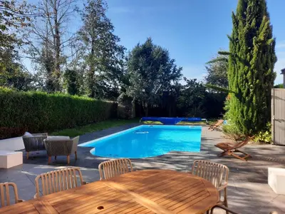 Piscine de l'établissement 282 - au petit baigneur ou située à proximité