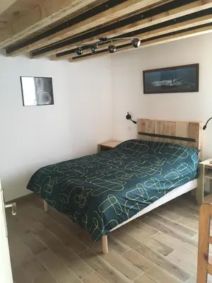 Un ou plusieurs lits dans un hébergement de l'établissement Maisonnette climatisé avec terrasse et jardin