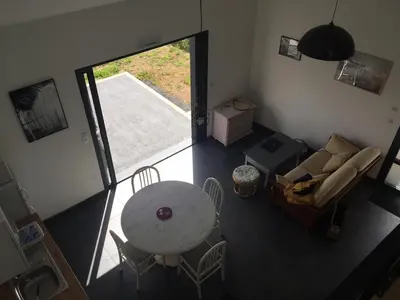 Coin salon dans l'établissement Maisonnette climatisé avec terrasse et jardin
