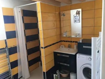 Salle de bains dans l'établissement Maisonnette climatisé avec terrasse et jardin