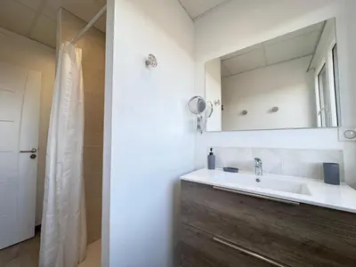 Salle de bains dans l'établissement Le Tertre - Wifi Fibre, TV, 2 Parkings, Moderne