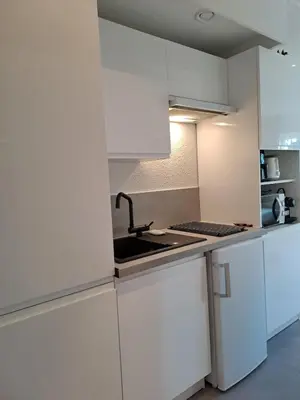 Cuisine ou kitchenette dans l'établissement Studio neuf à Carquefou, proche Nantes