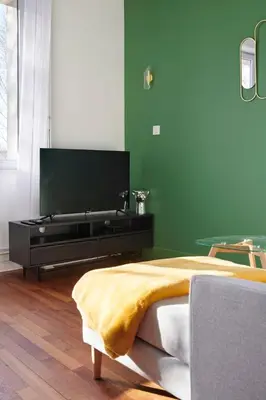 Télévision ou salle de divertissement dans l'établissement Les quais la gare