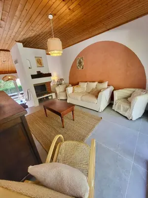 Coin salon dans l'établissement La maison de la pinède, 4 Chambres