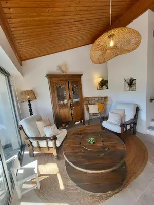 Coin salon dans l'établissement La maison de la pinède, 4 Chambres