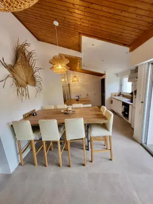 Cuisine ou kitchenette dans l'établissement La maison de la pinède, 4 Chambres