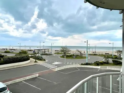 Vue générale sur la mer ou vue sur la mer prise depuis l'appartement