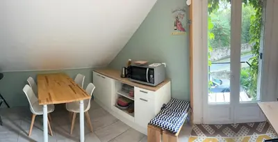 Cuisine ou kitchenette dans l'établissement Appartement dans maison avec jardin privatif