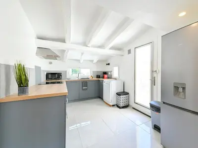Cuisine ou kitchenette dans l'établissement La Maison Céleste Jardin et Charme en hauteur