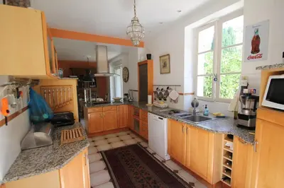 Cuisine ou kitchenette dans l'établissement Character House with Pool and Jacuzzi