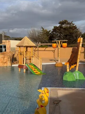 Piscine de l'établissement camping sol a gogo 3 chambres ou située à proximité