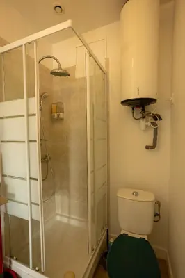 Salle de bains dans l'établissement Jungle Studio - Déco tropicale et confort moderne