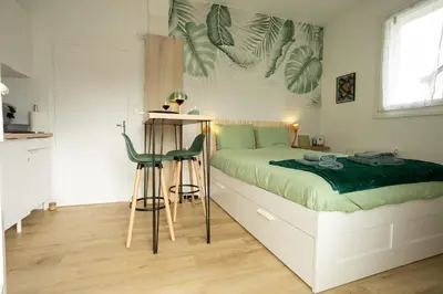 Un ou plusieurs lits dans un hébergement de l'établissement Jungle Studio - Déco tropicale et confort moderne
