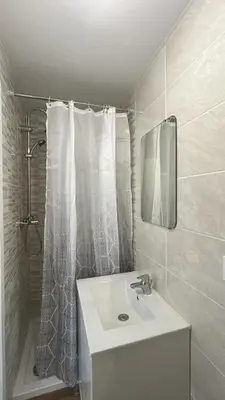 Salle de bains dans l'établissement Adar 01
