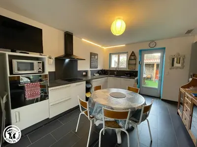 Cuisine ou kitchenette dans l'établissement Maison climatisée proche plage à Saint-Hilaire-de-Riez - FR-1-426-591