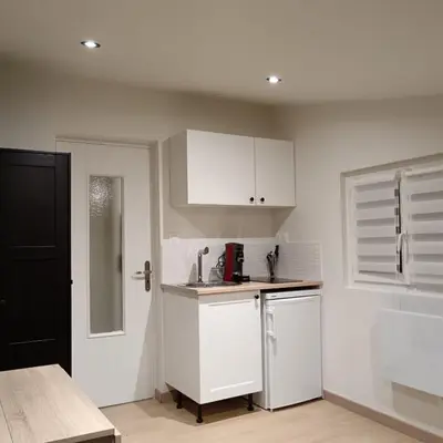 Cuisine ou kitchenette dans l'établissement Studio chez l'habitant