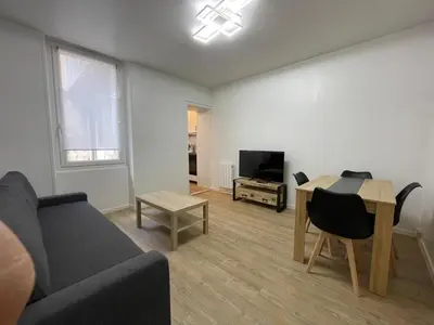 Télévision ou salle de divertissement dans l'établissement Joli T2, plage à 5 min - Chez Marc et Patricia