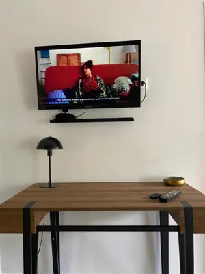 Télévision ou salle de divertissement dans l'établissement chambre d'hôte Céleste
