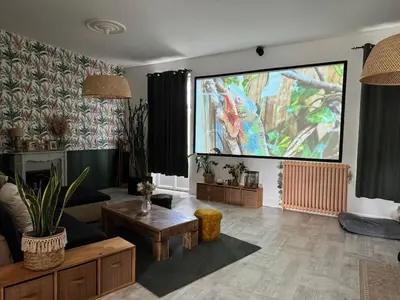 Télévision ou salle de divertissement dans l'établissement Maison Marély