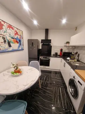 Cuisine ou kitchenette dans l'établissement Appart RDC spacieux