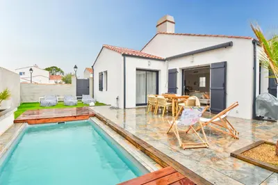 Piscine de l'établissement Piscine chauffée - Maison 6 adultes 2 enfants ou située à proximité