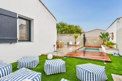 Piscine de l'établissement Piscine chauffée - Maison 6 adultes 2 enfants ou située à proximité