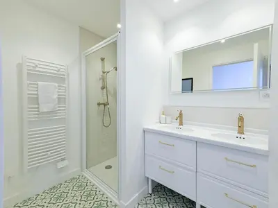 Salle de bains dans l'établissement Loft 23 - Appartement lumineux 4 chambres hyper centre de Cholet