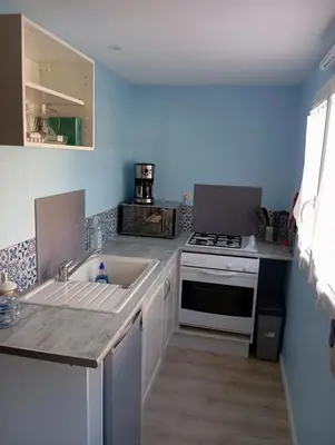 Cuisine ou kitchenette dans l'établissement dépendance climatisée à la campagne