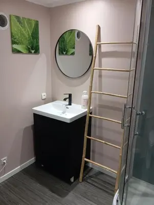Salle de bains dans l'établissement dépendance climatisée à la campagne