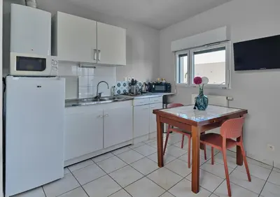 Cuisine ou kitchenette dans l'établissement Akwaba chez Paule