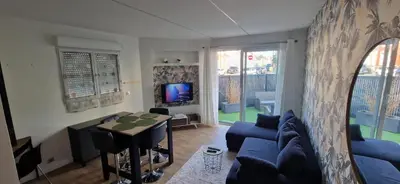 Télévision ou salle de divertissement dans l'établissement Sublime Appartement rdc T2 Proche mer et parc