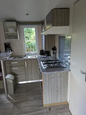 Cuisine ou kitchenette dans l'établissement Mobil home Phoenix 6 places