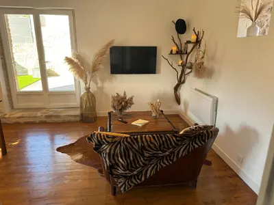 Télévision ou salle de divertissement dans l'établissement La Grange