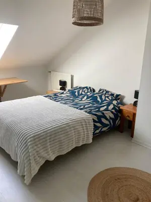 Un ou plusieurs lits dans un hébergement de l'établissement Chambre sympa