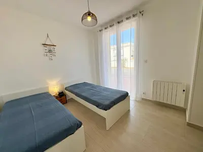 Un ou plusieurs lits dans un hébergement de l'établissement Bel appartement à 650m de la plage avec WIFI et parking - FR-1-323-589