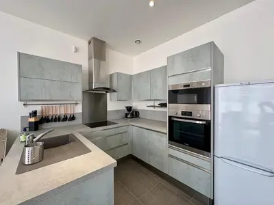 Cuisine ou kitchenette dans l'établissement Bel appartement à 650m de la plage avec WIFI et parking - FR-1-323-589