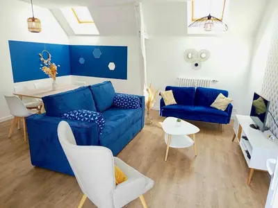 Coin salon dans l'établissement Le Blue, spacieux, design et chaleureux