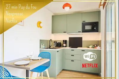 Cuisine ou kitchenette dans l'établissement Les Deux Estrades Confort, Panache et Netflix