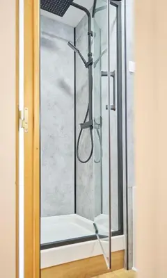 Salle de bains dans l'établissement Les Deux Estrades Confort, Panache et Netflix