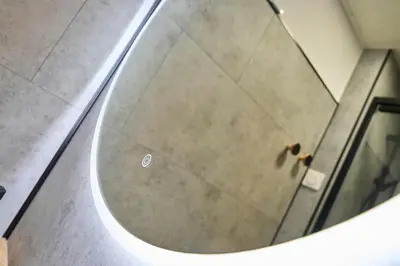 Salle de bains dans l'établissement Les Deux Estrades Confort, Panache et Netflix