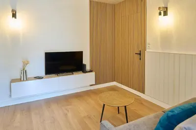Télévision ou salle de divertissement dans l'établissement Les Deux Estrades Confort, Panache et Netflix