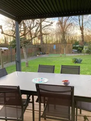 Jardin de l'établissement Maison Ti Losyma proche port et commerces