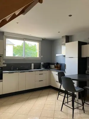 Cuisine ou kitchenette dans l'établissement Maison Ti Losyma proche port et commerces
