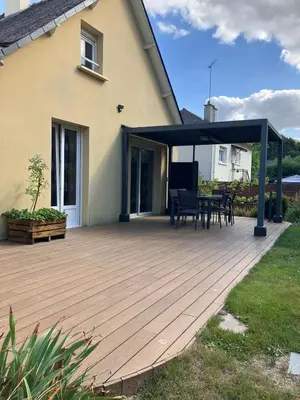 Jardin de l'établissement Maison Ti Losyma proche port et commerces