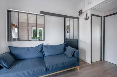 Coin salon dans l'établissement 500 m de la plage, jardin, 4 adultes 1 enfant