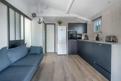 Cuisine ou kitchenette dans l'établissement 500 m de la plage, jardin, 4 adultes 1 enfant