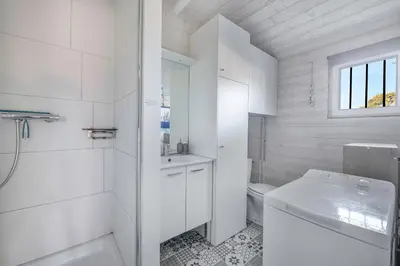Salle de bains dans l'établissement 500 m de la plage, jardin, 4 adultes 1 enfant