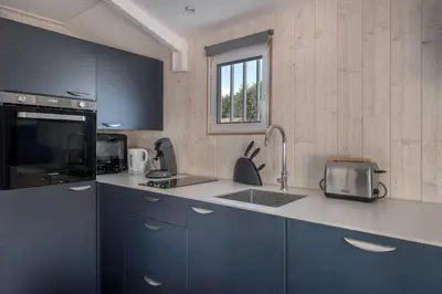 Cuisine ou kitchenette dans l'établissement 500 m de la plage, jardin, 4 adultes 1 enfant